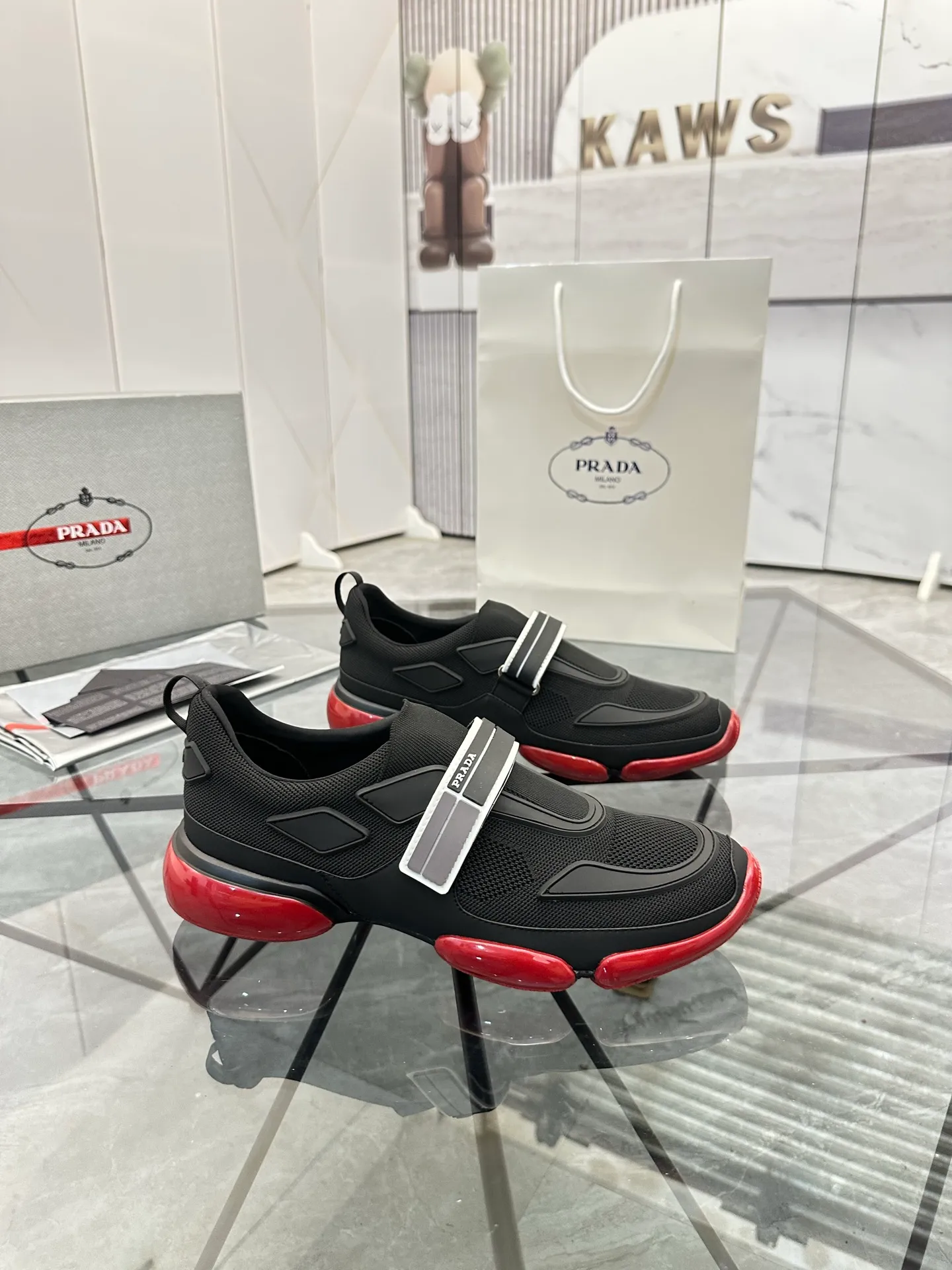 Men's shoes: 💰P500¥ High-end top quality Product trademark: Prada *"Prada*" low-top casual shoes Regular size: 38-45 (can be customized to 46) One size larger Product materials: imported breathable fly weave upper, professional glue-making process, breathable lining, cowhide foot pads, original outsole. No.: 001